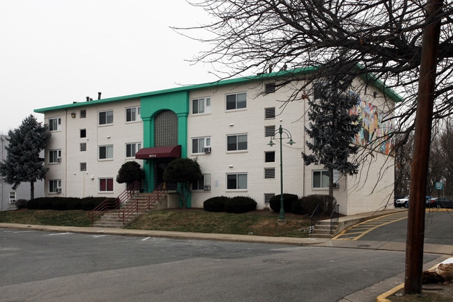 Arlandria Chirilagua Apartments in Alexandria, VA - Foto de edificio - Building Photo