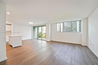 1500 Bay Rd, Unit N-1517 in Miami Beach, FL - Building Photo - Building Photo