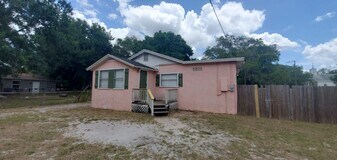 8301 N Hillsborough Ln in Tampa, FL - Building Photo