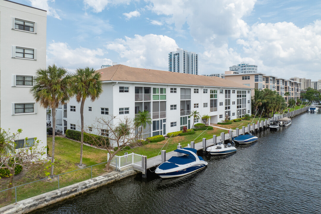 North Leisure Gardens in Pompano Beach, FL - Building Photo