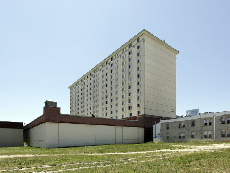 Metropolitan Plaza Apartments in Atlantic City, NJ - Building Photo