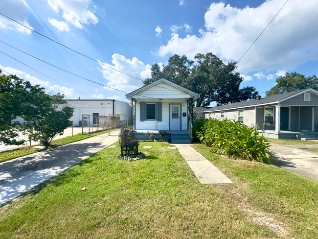 958 Ave. B in Westwego, LA - Foto de edificio - Building Photo