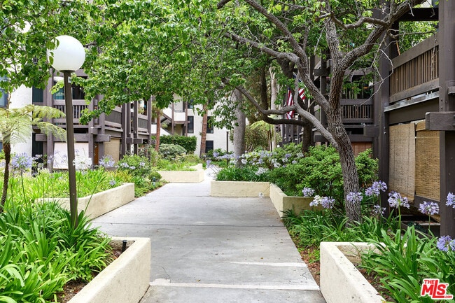 7740 Redlands St in Los Angeles, CA - Building Photo - Building Photo