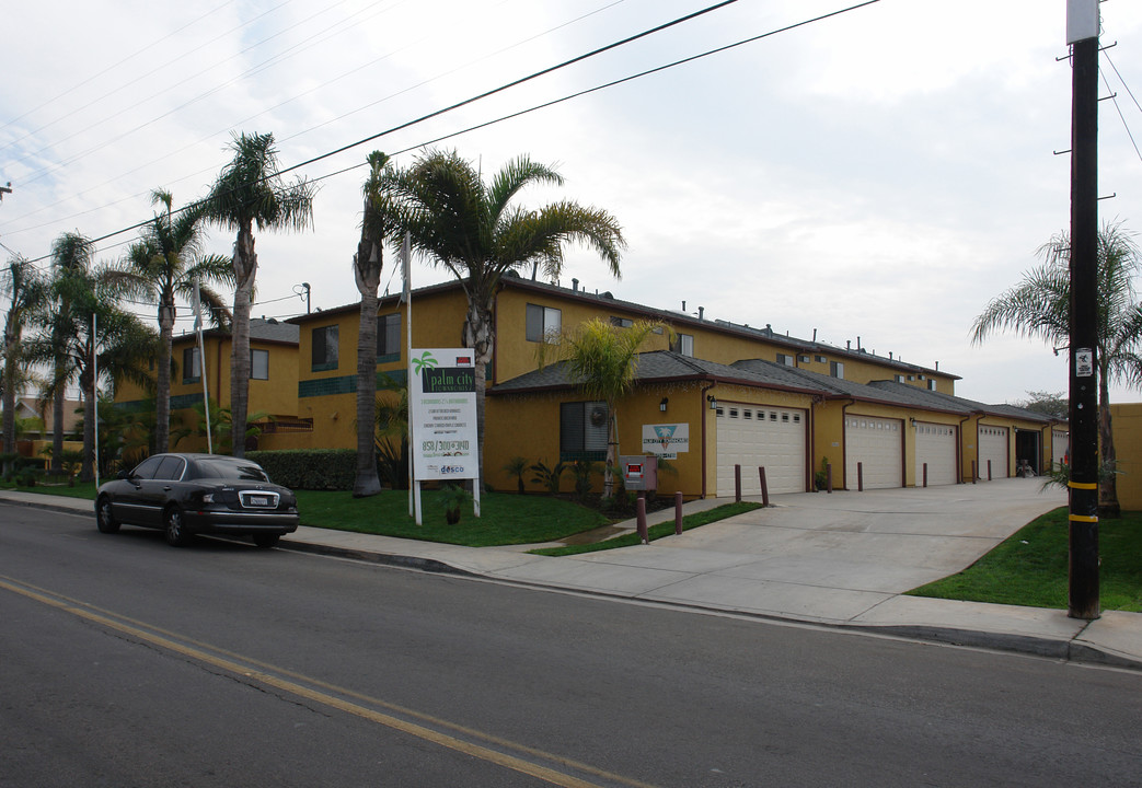 Palm City Townhomes in San Diego, CA - Foto de edificio