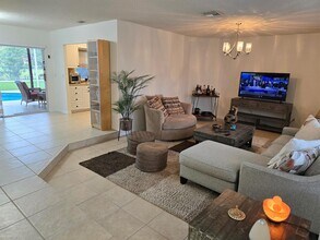 939 Hibiscus Dr in Royal Palm Beach, FL - Foto de edificio - Building Photo