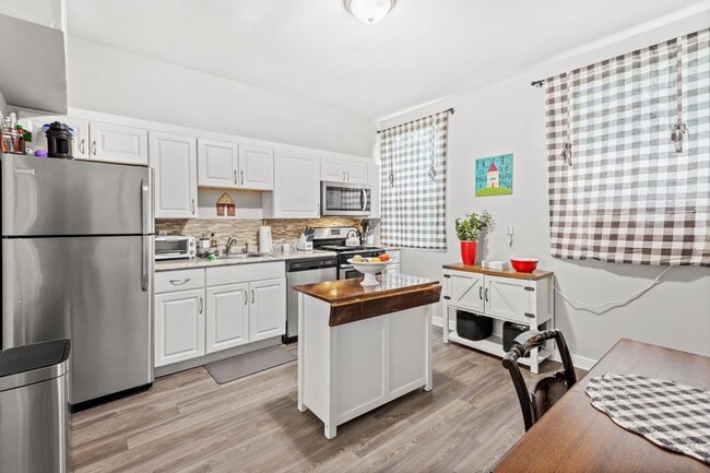 property at 1635 Suburban Ave