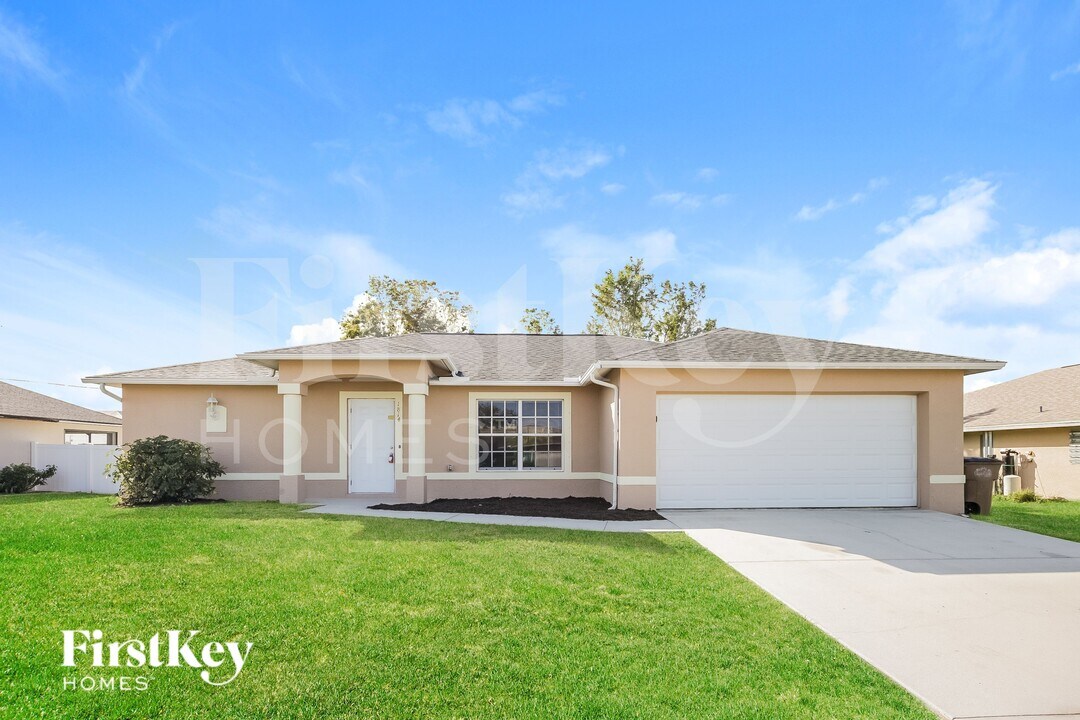 1814 NE 2nd Ave in Cape Coral, FL - Building Photo