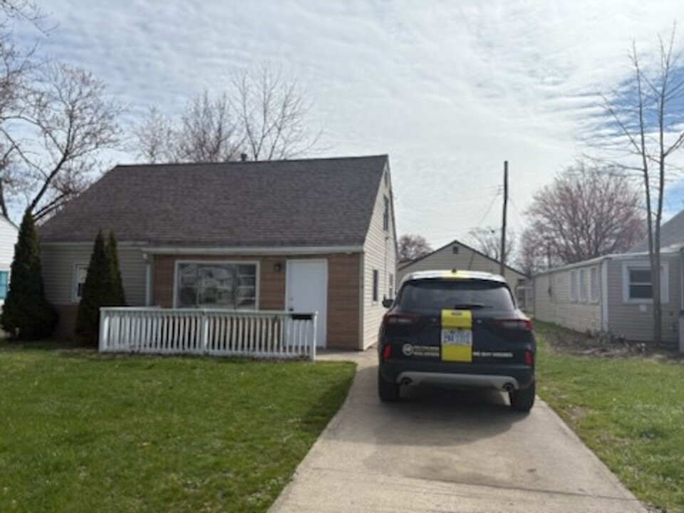 819 Leroy St in Lorain, OH - Foto de edificio