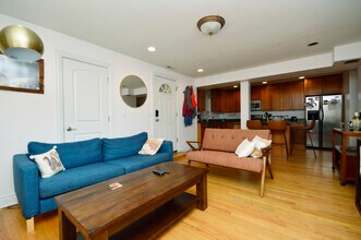 2554 W Augusta Blvd in Chicago, IL - Building Photo - Building Photo