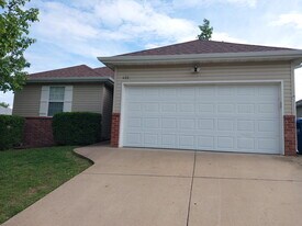 610 N Persimmon Dr in Nixa, MO - Building Photo