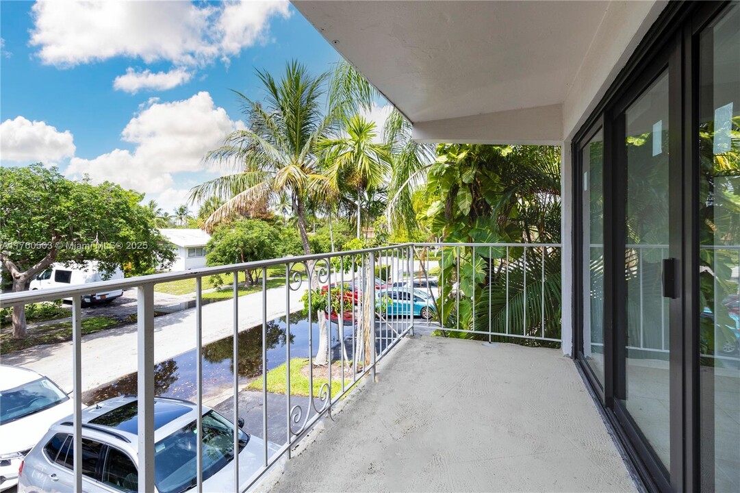 2323 SE 18th St-Unit -3 in Fort Lauderdale, FL - Foto de edificio