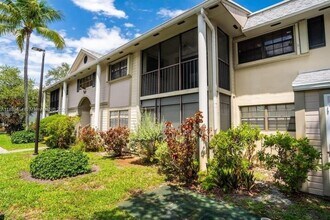 811 NE 199th St in Miami, FL - Foto de edificio - Building Photo