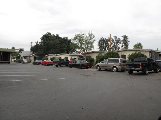 653 N Park Ave in Pomona, CA - Foto de edificio - Building Photo