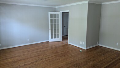 5303 Evergreen St in Bellaire, TX - Building Photo - Building Photo