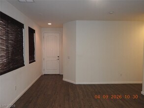 390 Fringe Ruff Dr in Las Vegas, NV - Building Photo - Building Photo