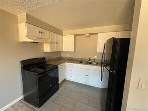 1720 Chester St, Unit 2 in Aurora, CO - Foto de edificio - Building Photo