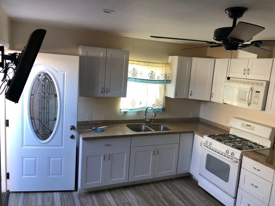 18334 Lorne St in Reseda, CA - Building Photo