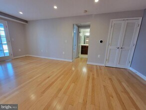 4151 S Four Mile Run Dr in Arlington, VA - Building Photo - Building Photo