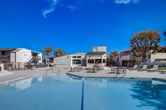 The Californian Apartments- HB in Huntington Beach, CA - Foto de edificio - Building Photo