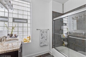 2042 W Crystal St in Chicago, IL - Building Photo - Building Photo