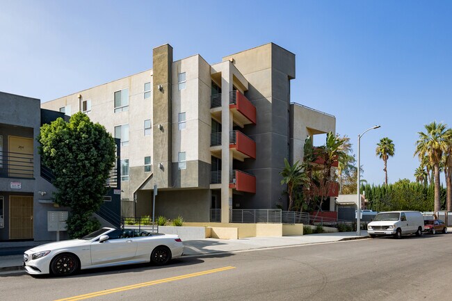 13712 Valleyheart Dr in Sherman Oaks, CA - Foto de edificio - Building Photo