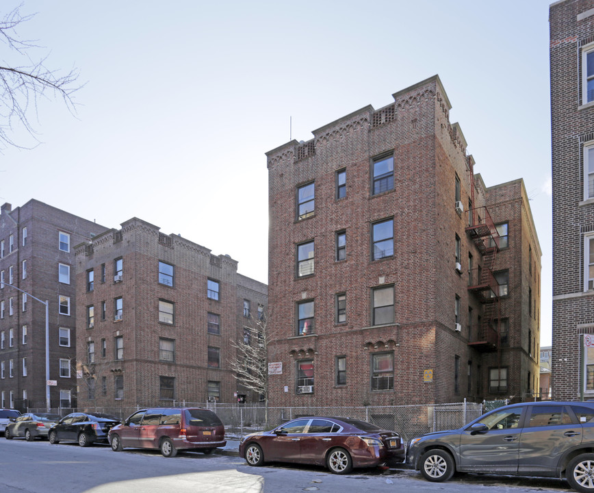 Elmhurst in Flushing, NY - Foto de edificio