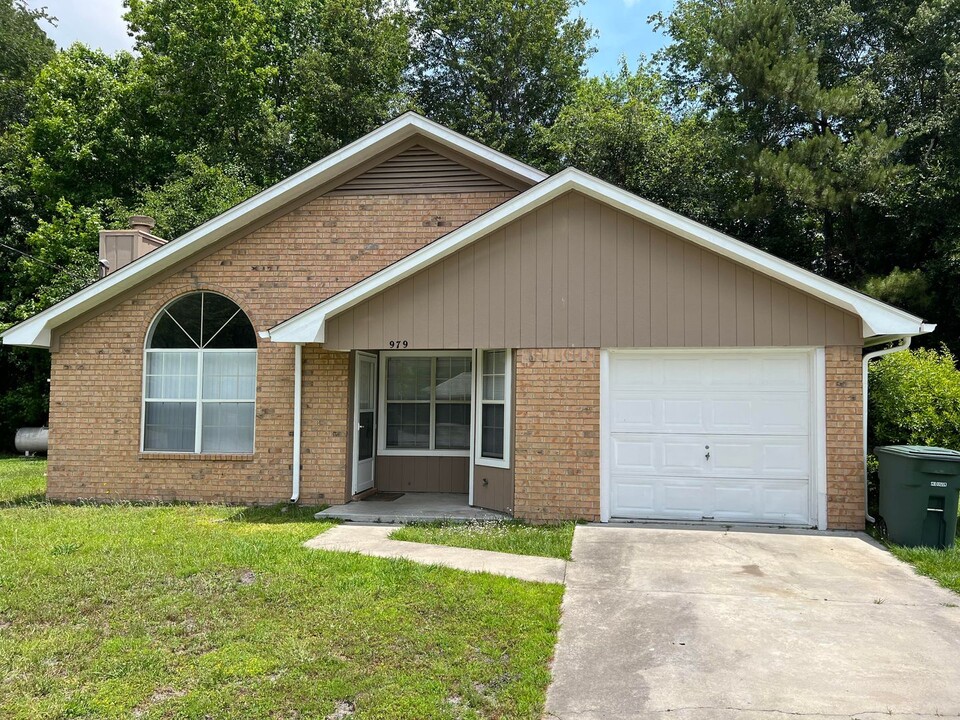 979 Birchfield Dr in Hinesville, GA - Building Photo