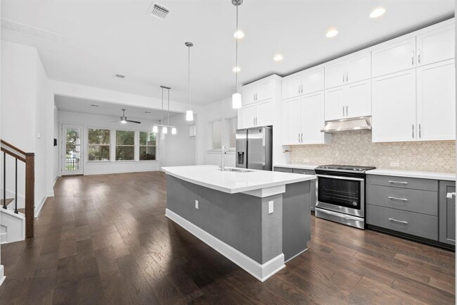 5820 Harper Park Dr in Austin, TX - Foto de edificio - Building Photo