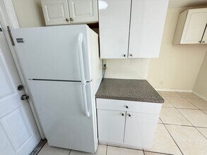 2571 NW 13th Ct in Fort Lauderdale, FL - Building Photo - Building Photo