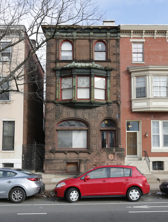 2127 Spring Garden St in Philadelphia, PA - Building Photo