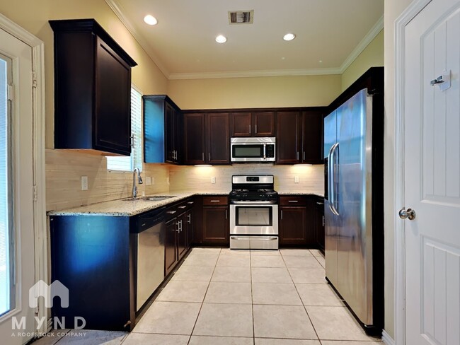 672 Oak Cir Dr E in Conroe, TX - Building Photo - Building Photo