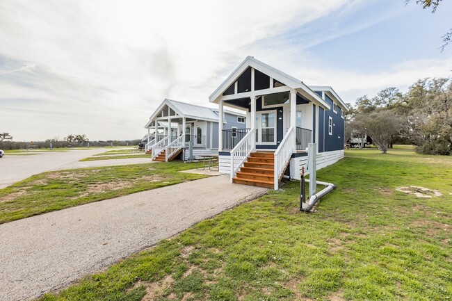 25928 Haynie Flat Rd in Spicewood, TX - Foto de edificio - Building Photo