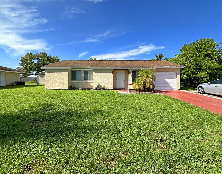 1852 SE Rainier Rd in Port St. Lucie, FL - Building Photo