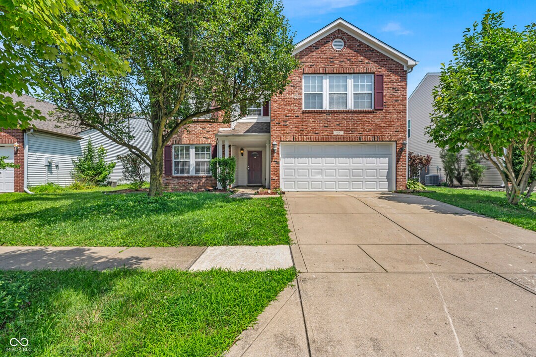 10187 Hatherley Way in Fishers, IN - Building Photo