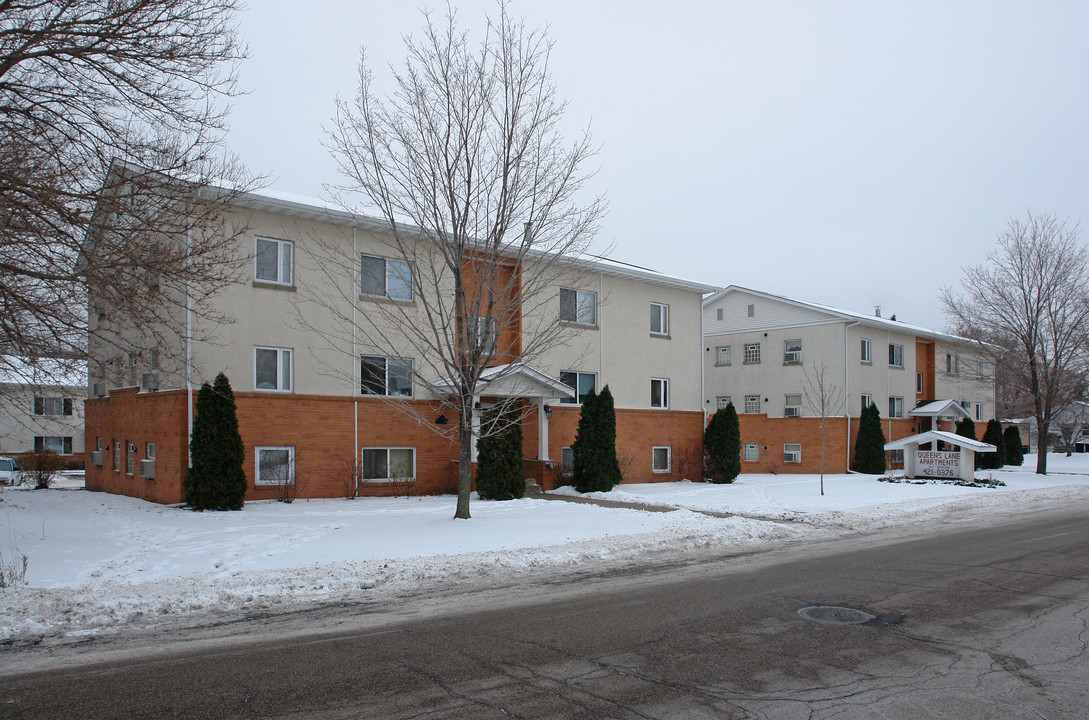 Queens Lane Apartments in Anoka, MN - Building Photo