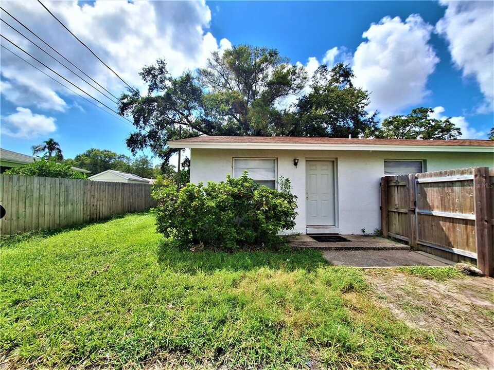 11332 Walsingham Rd in Largo, FL - Building Photo