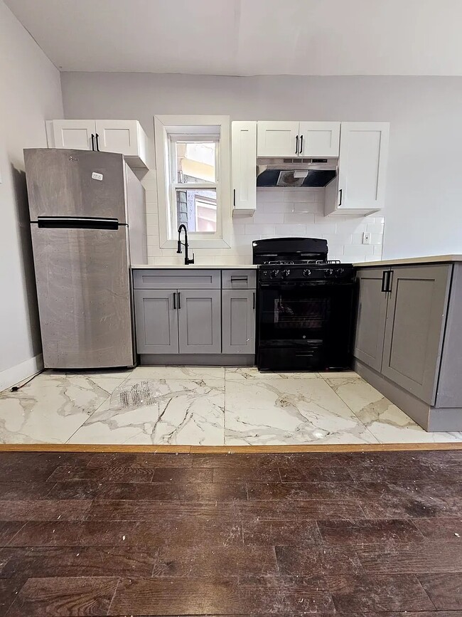 360 Peshine Ave, Unit 2