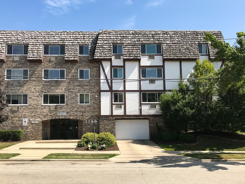 The Brittany House in Milwaukee, WI - Building Photo