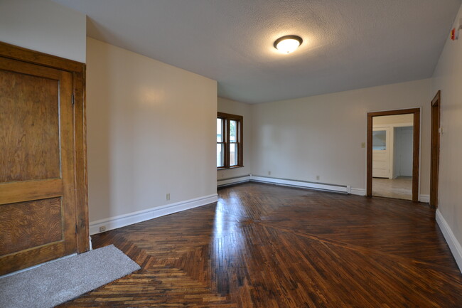 527 Walsh Ave, Unit #1 in Joliet, IL - Building Photo - Building Photo