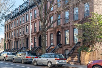 166 Lafayette Ave in Brooklyn, NY - Foto de edificio - Building Photo