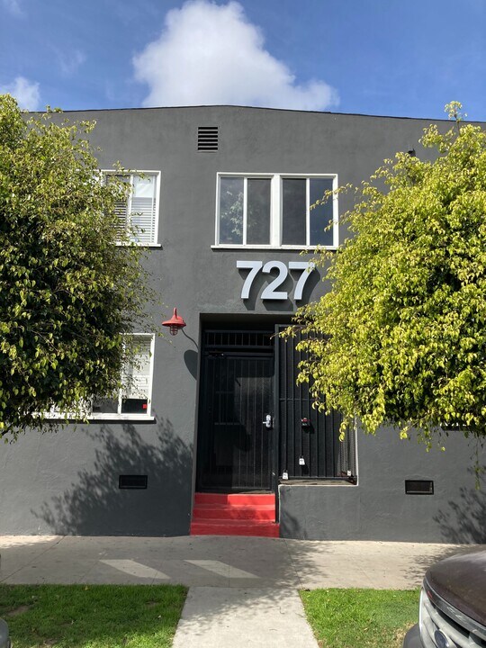 727 Olive Ave in Long Beach, CA - Building Photo