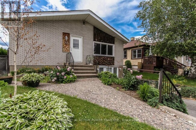 1221 Kitchener Ave in Ottawa, ON - Building Photo - Building Photo