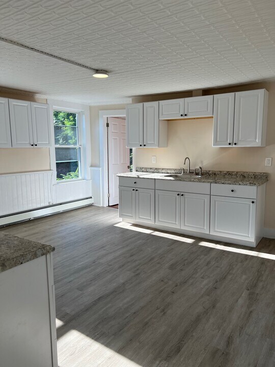 94 W Main St in Vernon, CT - Building Photo