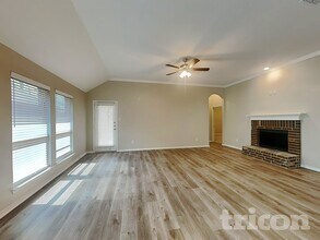 313 Lucky Landing Dr in Wilmer, TX - Building Photo - Building Photo