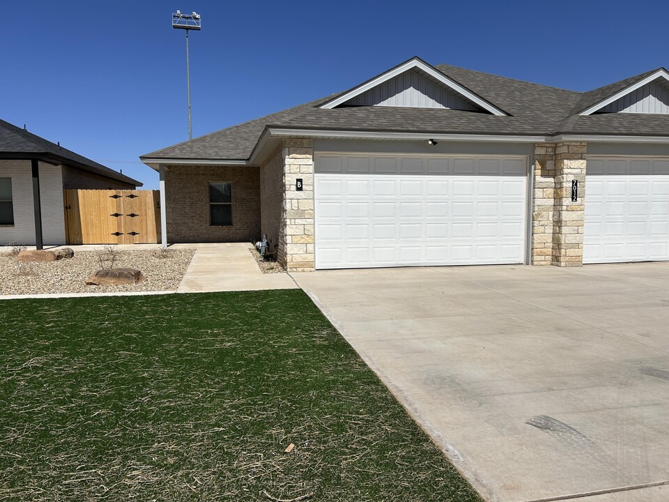 7012 40th St in Lubbock, TX - Building Photo