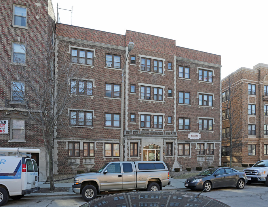 Janola Apartments in Milwaukee, WI - Building Photo