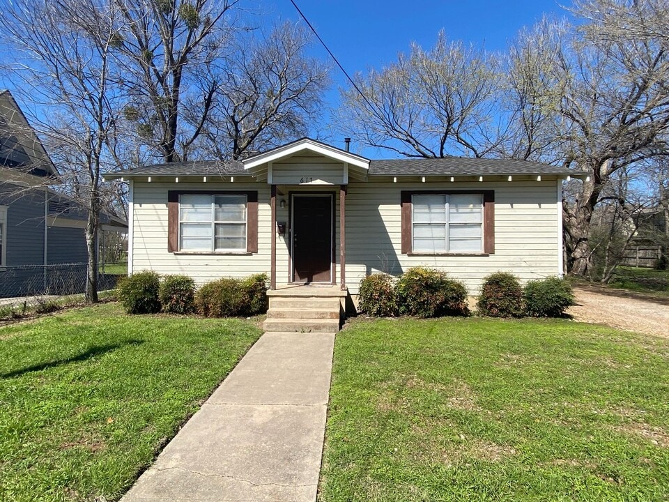 617 Texas St in Denton, TX - Building Photo