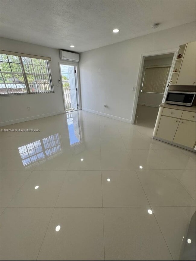 110 E 44th St in Hialeah, FL - Building Photo - Building Photo
