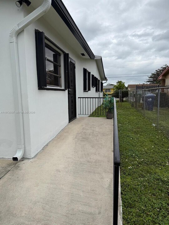 1350 NW 96th St in Miami, FL - Building Photo