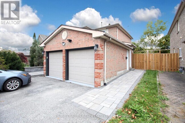 295 Brimson Dr in Newmarket, ON - Building Photo - Building Photo